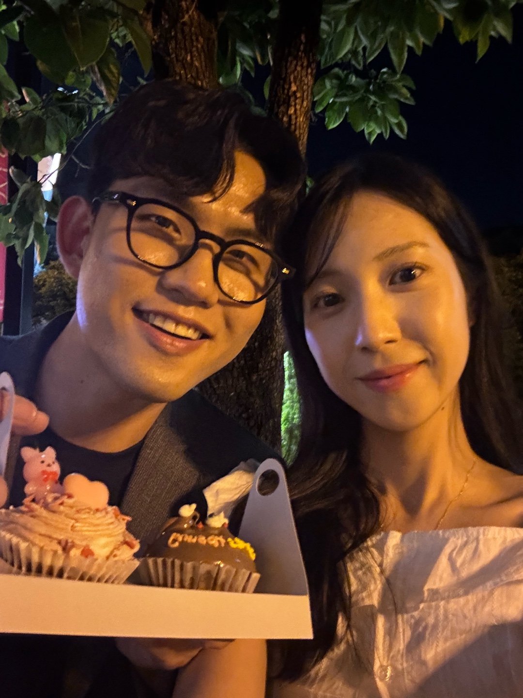 케이크를 들고 함께 웃는 우리