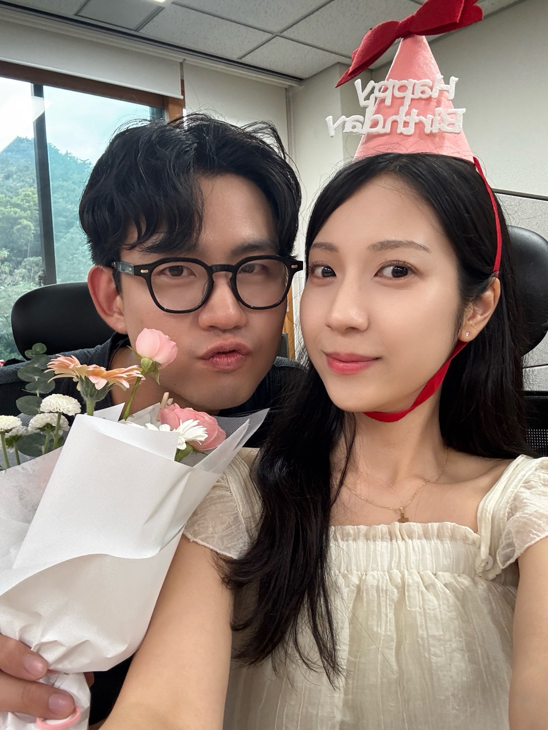 꽃다발과 생일 모자를 쓰고 함께 찍은 우리